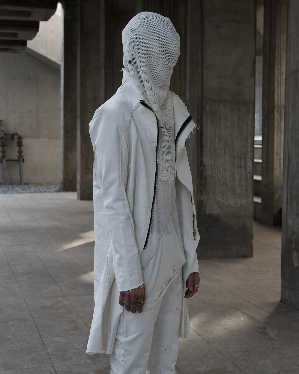 SLÁÜE - WAXED COATED CANVAS OVERLOCK LONG COAT- WHITE