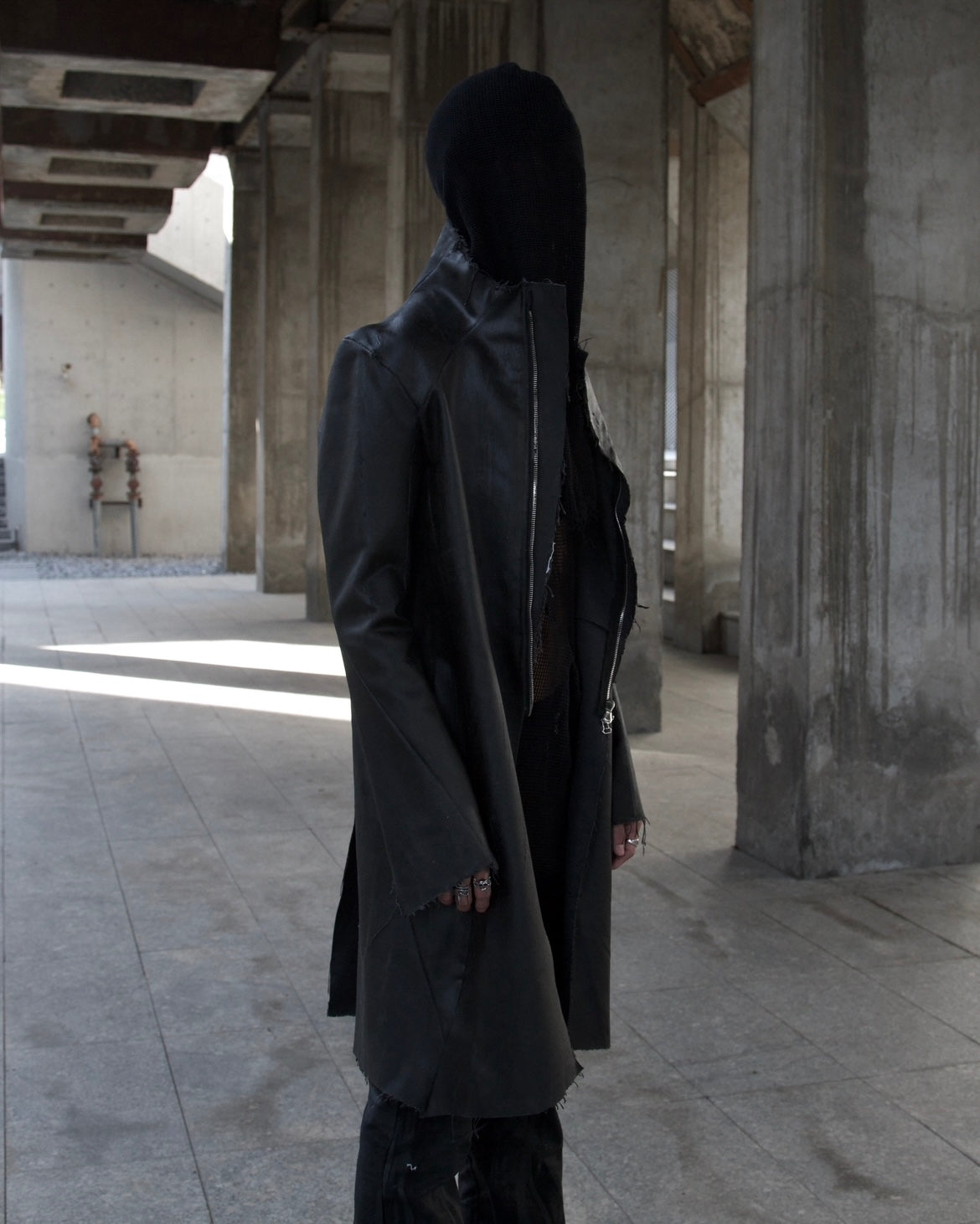 SLÁÜE - WAXED COATED CANVAS OVERLOCK LONG COAT- BLACK