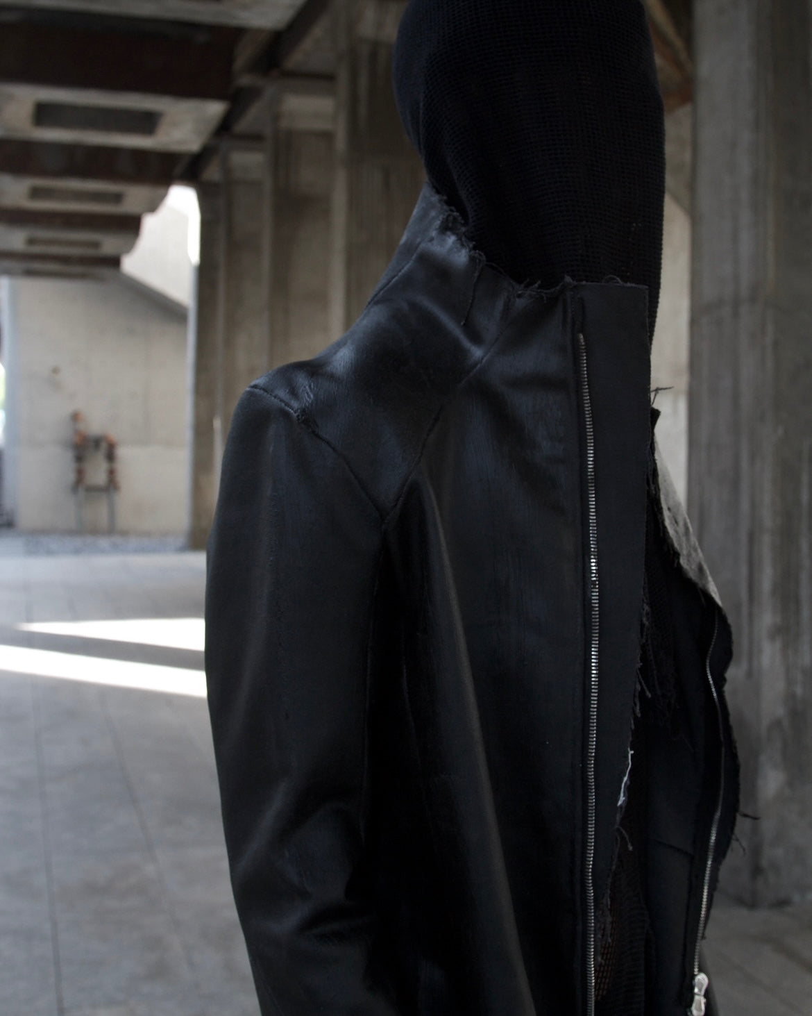 SLÁÜE - WAXED COATED CANVAS OVERLOCK LONG COAT- BLACK